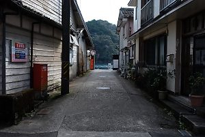 三重県尾鷲市須賀利の路地。左は元風呂屋。（2018年11月中旬）