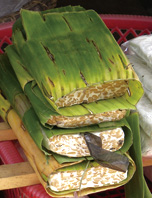バナナの葉で包んだテンペ（インドネシア・ジャワ島）